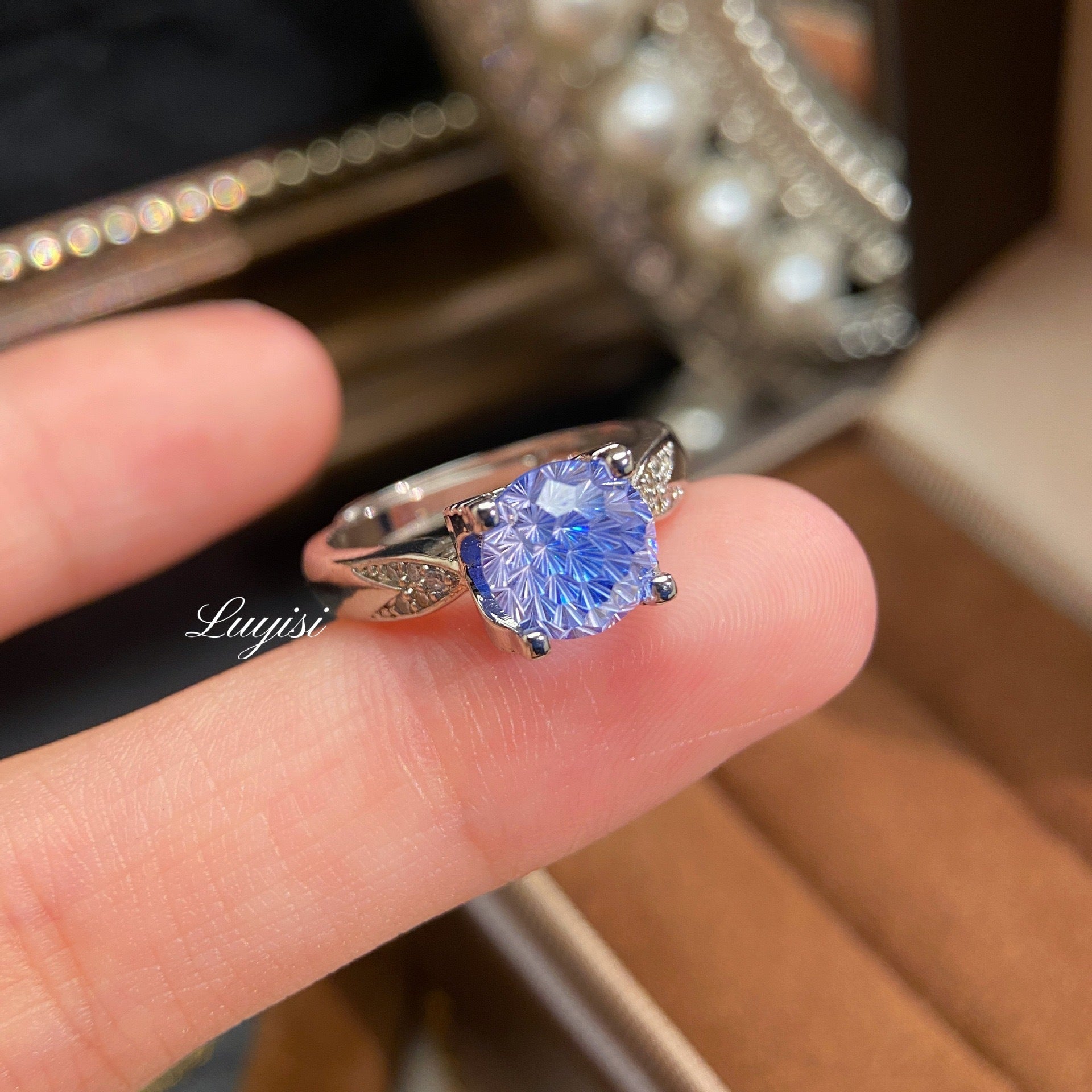 Luxury Shiny Paraiba Firework Cut Ring For Women, High Carbon Diamond Swallowtail Bullhead Setting Engagement Ring